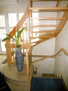 Gewendelte Holztreppe