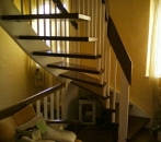 Treppe mit dunklen Holzstufen