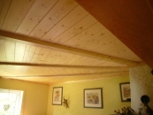 Holzdecke im Wohnraum