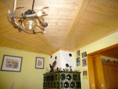 Holzdecke im Wohnraum mit Kachelofen
