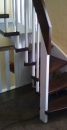 Treppe mit dunklen Holzstufen