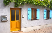 Haustür aus Holz und Fenster mit Fensterläden