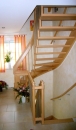 Gewendelte Holztreppe im Treppenhaus