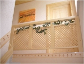 Brüstung aus Holz mit Gitter