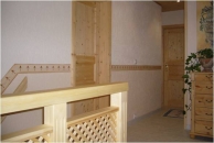 Brüstung aus Holz mit Gitter
