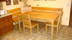 Essecke mit Eckbank, Tisch und Stühlen