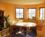 Eckbank mit Tisch im Erker