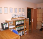 Büroregal aus Holz mit Ordnern