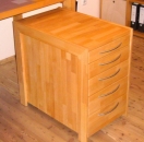 Rollcontainer aus Holz mit Schubladen