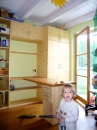 Kinderzimmer mit Regalwand und Schreibtisch