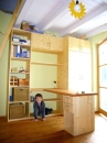 Kinderzimmer mit Regalwand und Schreibtisch