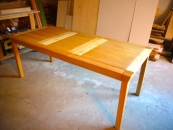 Tisch aus Holz