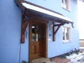 Haustür mit Vordach aus Holz