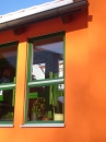Fenster in einer orangefarbenen Fassade