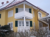 Wohnhaus mit Fenstern und Balkon