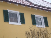 Fenster mit grünen Fensterläden