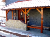 Vordach aus Holz mit Sitzbank