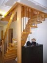Holztreppe mit Geländer