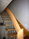 Holztreppe mit Geländer