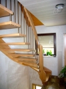 Holztreppe mit Geländer