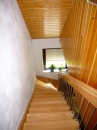 Gerade Holztreppe unter einer Holzdecke