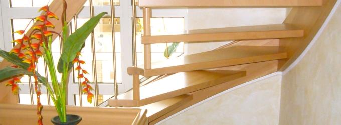 Holztreppe mit Geländer