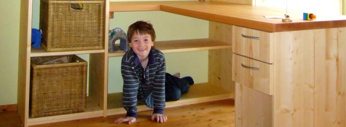Kinderzimmer mit Schreibtisch und Regal